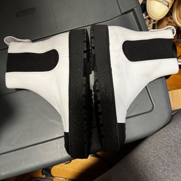 Chanel Interlocking CC Logo Chelsea Boots 2021 - Picture 2 of 5